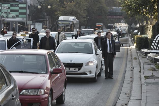 Police officer mistakes mourner standing to commemorate Atatürk as protester