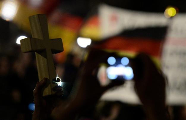 25,000 attend German anti-Islam march, but counter-protests bigger