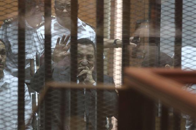 Egypt court orders retrial in Mubarak embezzlement case