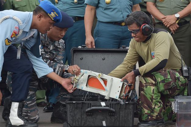 Divers recover AirAsia cockpit voice recorder