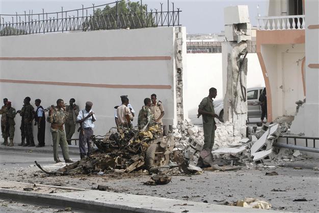 Suicide car bomb targets Mogadishu hotel as Turks meet on eve of Erdoğan visit