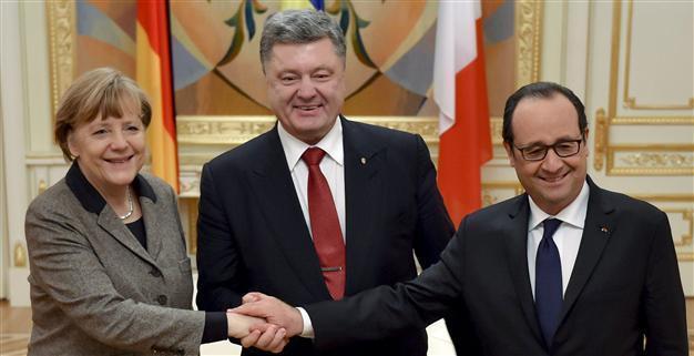 Merkel, Hollande take Ukraine peace plan to Putin