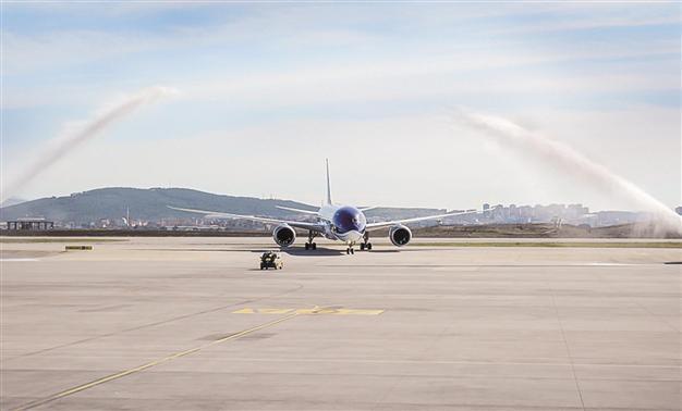 1st Dreamliner arrives at Istanbul airport