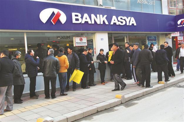 Gov’t says Bank Asya decision judicial, while depositors flow to bank to show support