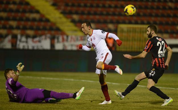 İnan saves Galatasaray three minutes to midnight