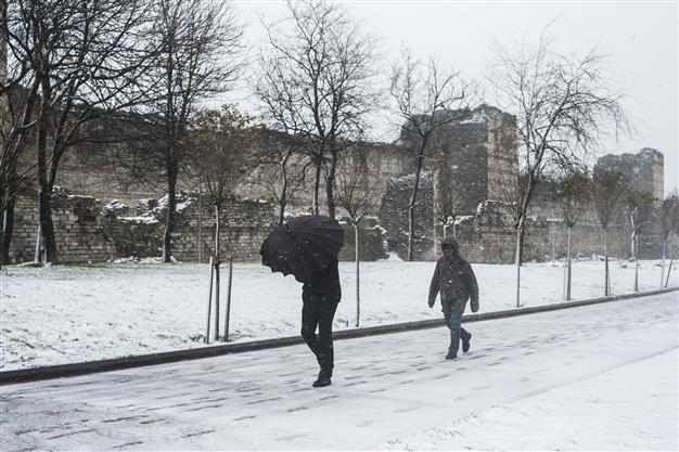Istanbul braces for more snow as traffic disrupted with accidents