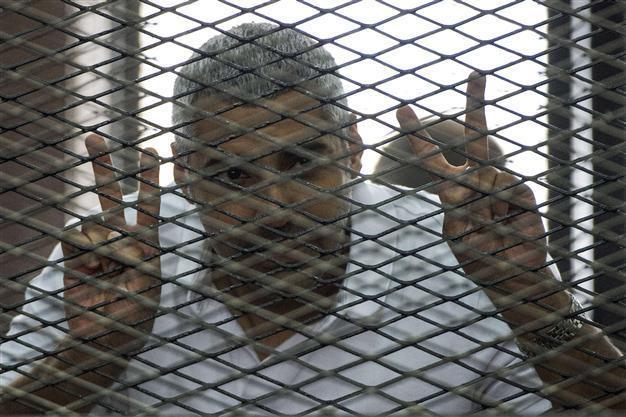 Egypt frees Jazeera reporters pending retrial