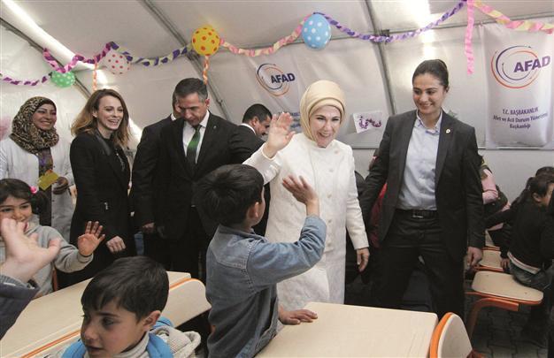 Turkey’s first lady visits new refugee camp on Syrian border