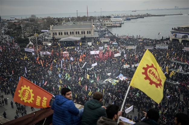 Alevis march against compulsory religion classes in Istanbul