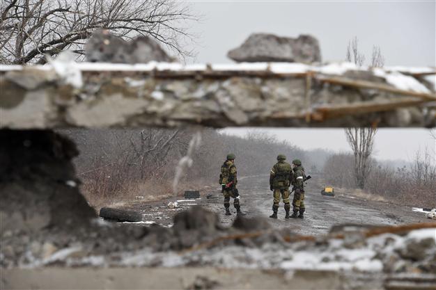 Ukraine peace talks down to wire as fighting rages