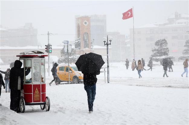 Istanbul paralyzed due to snowfall as vehicles without chains not allowed on traffic