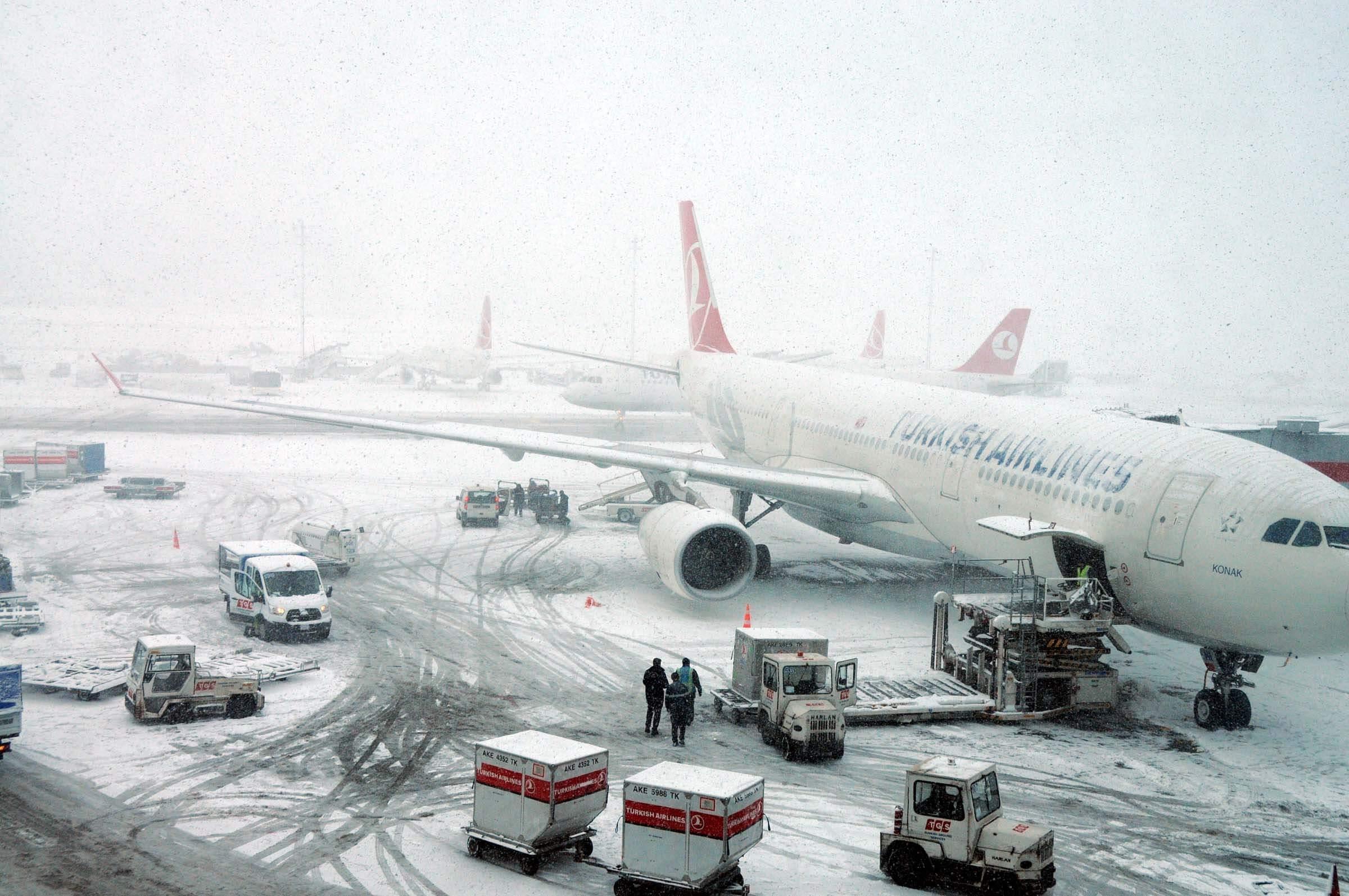 Istanbul paralyzed due to snowfall as vehicles without chains not allowed on traffic