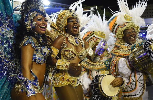 Controversy-hit samba school wins Rio carnival title