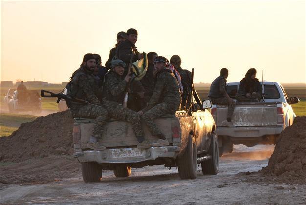 Syrian, Kurdish forces battle ISIL in key border area
