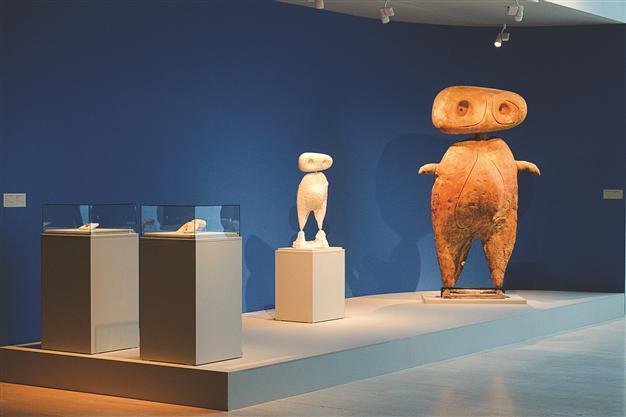 Miro at play with women, birds, stars in Istanbul show