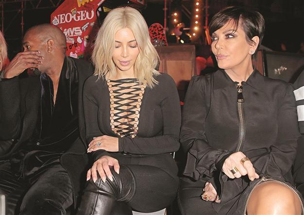 Autumn fashion comes to catwalk in Paris