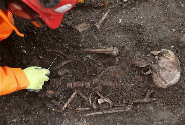 Archaeologists dig up 3,000 skeletons at London site
