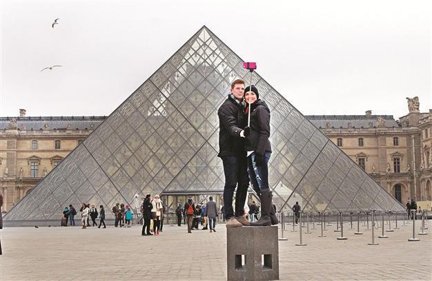 Selfie sticks banned in museums