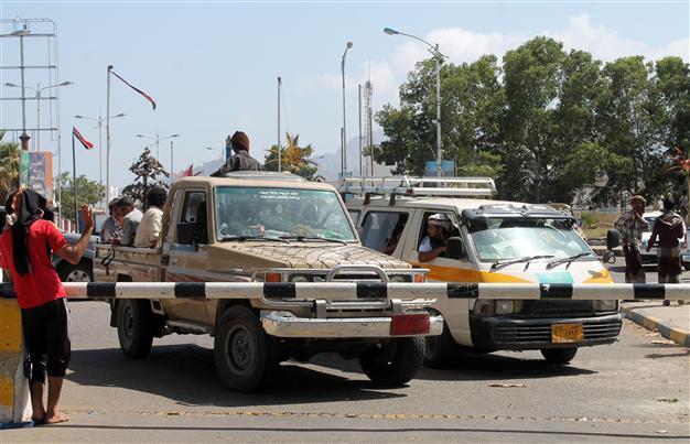 Yemen president flees palace after jet attack