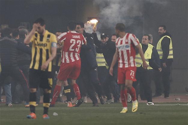 Pitch invasion halts Greek Cup match