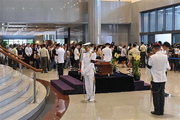 Emotional scenes as Singapore pays tribute to Lee Kuan Yew