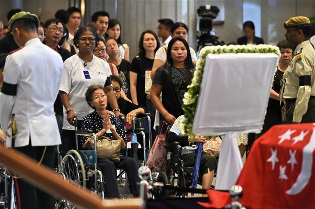 Singapore overwhelmed by huge crowds mourning Lee