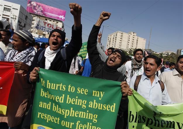 Clashes at Charlie Hebdo protest in Karachi, three injured