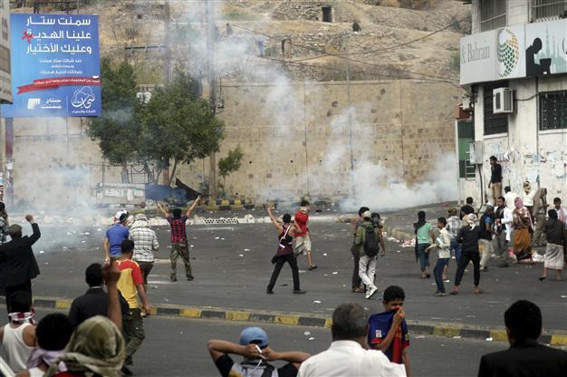 Yemen militia sends forces south as UN warns of civil war
