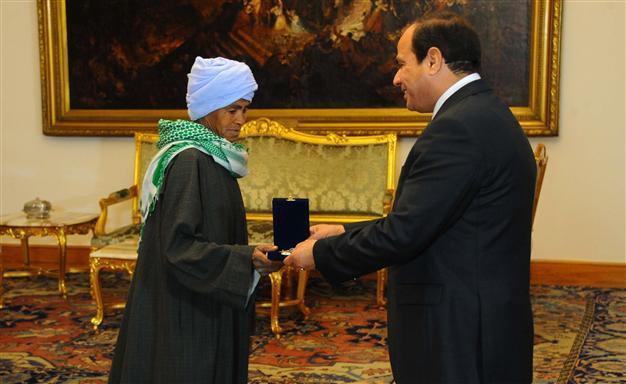 Egypt honours woman who dressed as man to work