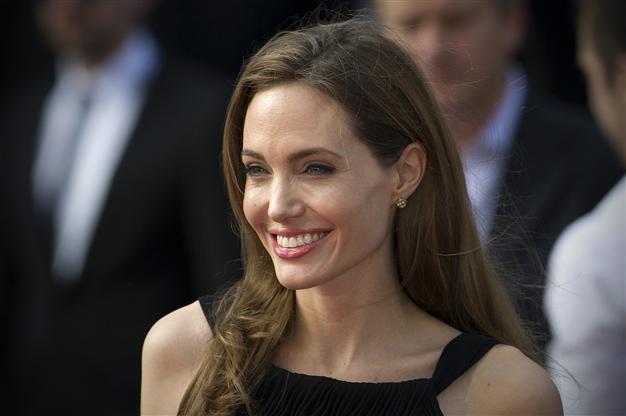 Angelina Jolie has ovaries removed over cancer fears