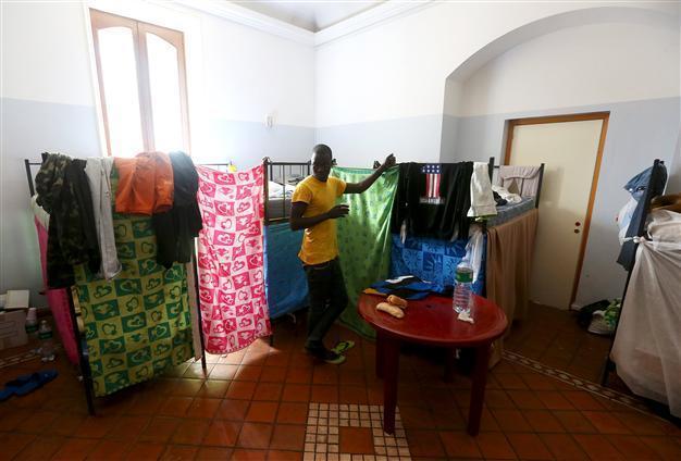 Italy pleads for aid to cope with migrant influx