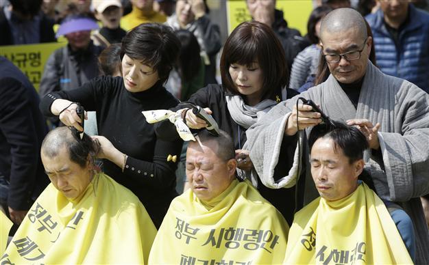 Parents of South Korea ferry victims shave heads in protest