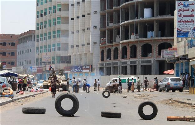 Yemens Houthis seize central Aden district, presidential site