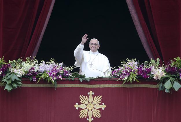 Pope, thousands brave rain for Easter in St. Peters Square