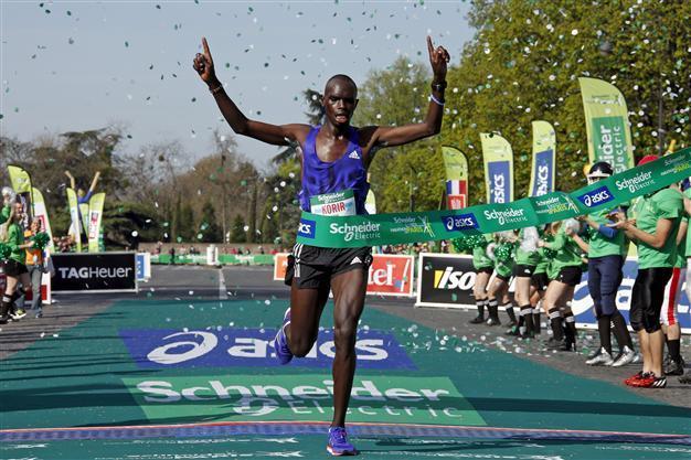 Kenyas Korir wins Paris Marathon