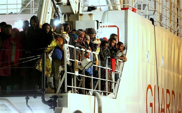 Up to 400 migrants died in boat capsize off Libya: survivors
