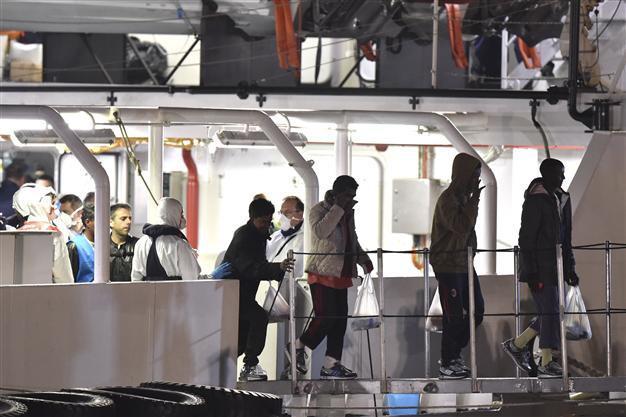 Migrant shipwreck survivors arrested as UN says 800 dead