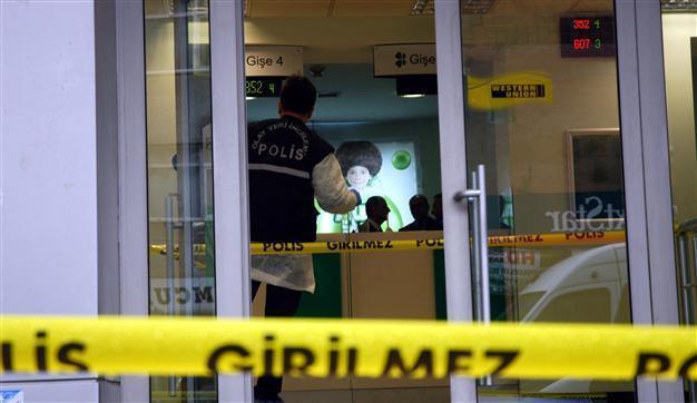 VIDEO: Armed man robs 150,000 liras from bank in Istanbul’s Bağcılar