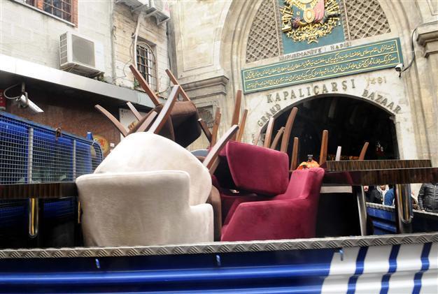 Shops in Istanbuls Grand Bazaar evacuated by the police