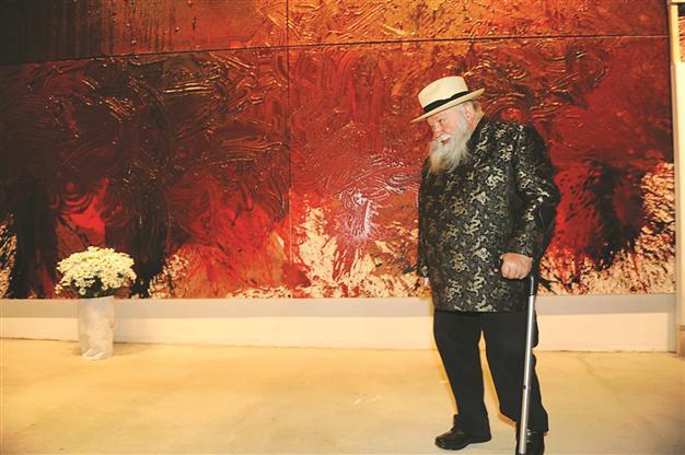 Hermann Nitsch opens exhibit in Çanakkale, gifts paintings to city