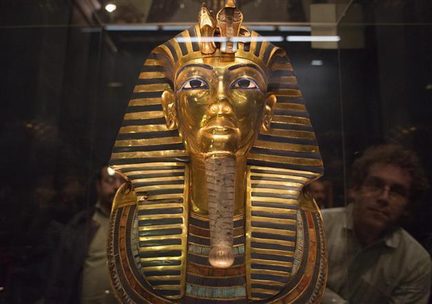 Egypt museum admits King Tuts beard broke off and was glued back