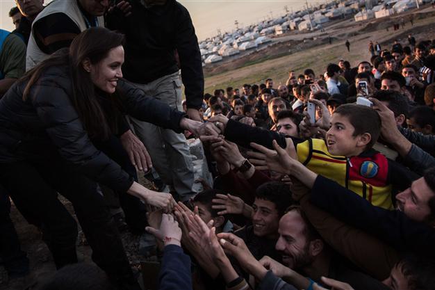 Angelina Jolie visits refugees in Iraq camp