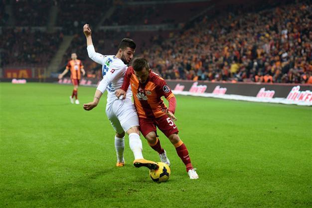 Galatasaray chases Fenerbahçe after easy win