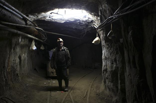 Shelling briefly traps 500 miners in east Ukraine