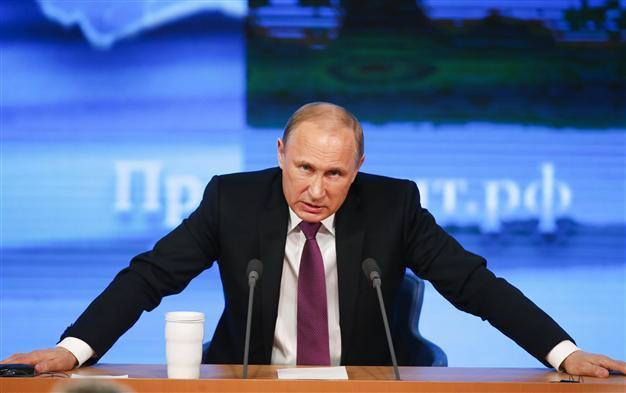 S&P cuts Russia credit rating to junk