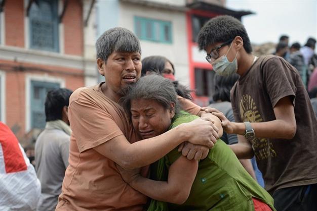 Aftershocks cause more terror as Nepal quake toll tops 2,400