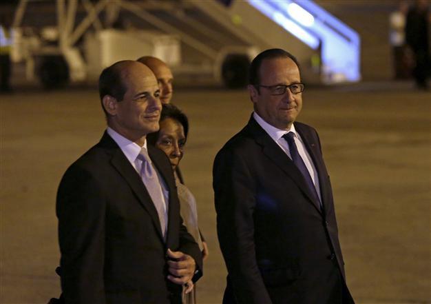 Frances Hollande arrives in Cuba on historic visit