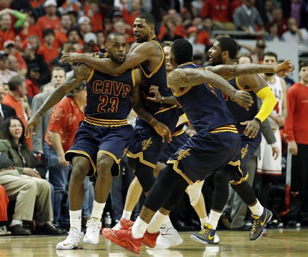 James hits buzzer beater as Cavaliers edge Bulls
