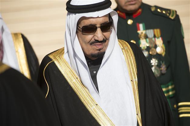 Saudi king orders payout to state employees, reshuffles cabinet
