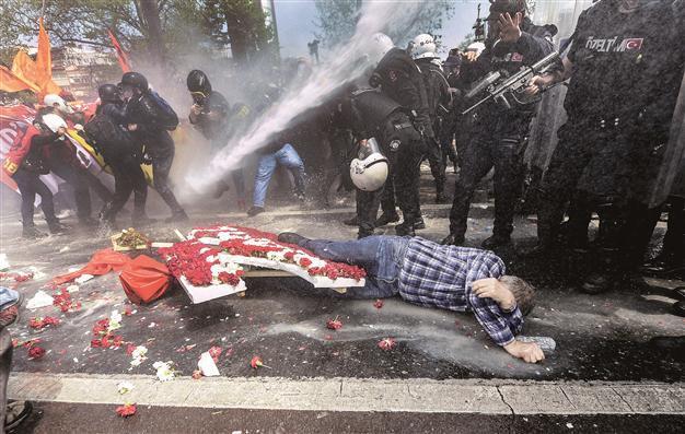 Wrap-up: Taksim ban overshadows Turkish May Day rallies